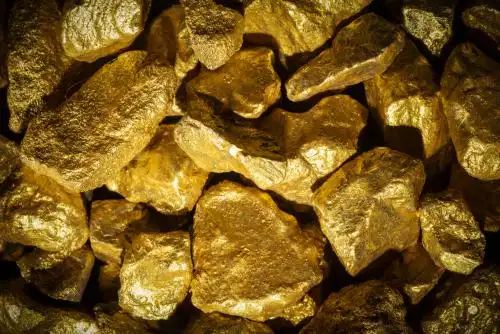 黄金小时图震荡暗藏突破势能，贸易局势成多空分水岭