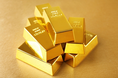 布林带开口收窄，金价回落至中轨附近，多空力量渐趋平衡